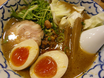 煮玉子トッピングに水菜増し!